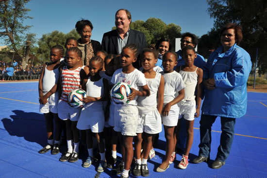 Deputy Minister of Sport and Recreation Gert Oosthuizen with players from the Olyvenhoutsdrif Primary School netball team. Learners now have access to a multipurpose sport centre.