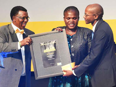 Communications Minister Faith Muthambi accepts the Lifetime Achiever Award (posthumously) on behalf the late former Radio Zulu and Ukhozi FM announcer King Edward Masinga. She is seen here with Acting Director-General of Communications Donald Liphoko (right) and Mr Koos Radebe (left) at the MTN Radio Awards.