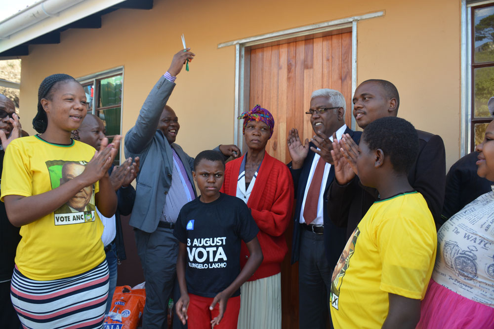 Vulamehlo Municipality’s Executive Mayor Councillor Thabani Dube and Human Settlements and Public Works MEC Ravigasen Pillay hand over a house to Ntombizonke Maphumulo.