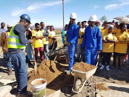 Unemployed youth in the Eastern Cape can volunteer for the Youth Build Programme to gain construction industry skills. (Photo: Eastern Cape Department of Human Settlements)