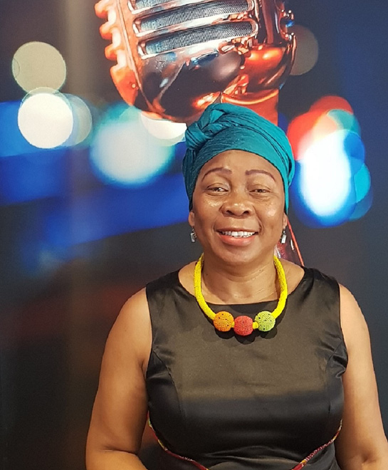 Gcina Mhlophe tells African stories virtually to children.