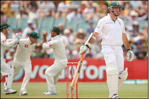 Graeme Smith will lead the South African test team when they meet their old rivals Australia on the field this month.