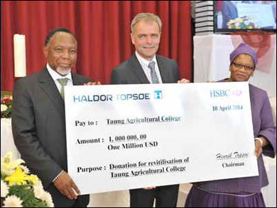 Helge Rosenberg of Danish company Haldor Topsøe hands over a cheque for the upgrade of the Taung Agricultural College to the then Deputy President Kgalema Motlanthe and North West Premier Thandi Modise.