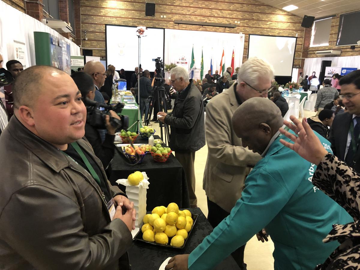 Young farmer Wayne Mansfield (33) from Paarl has gone from working as a hawker for his uncle at the Cape Town Market during his school days to exporting his own lemons that he farms on a leased piece of land.