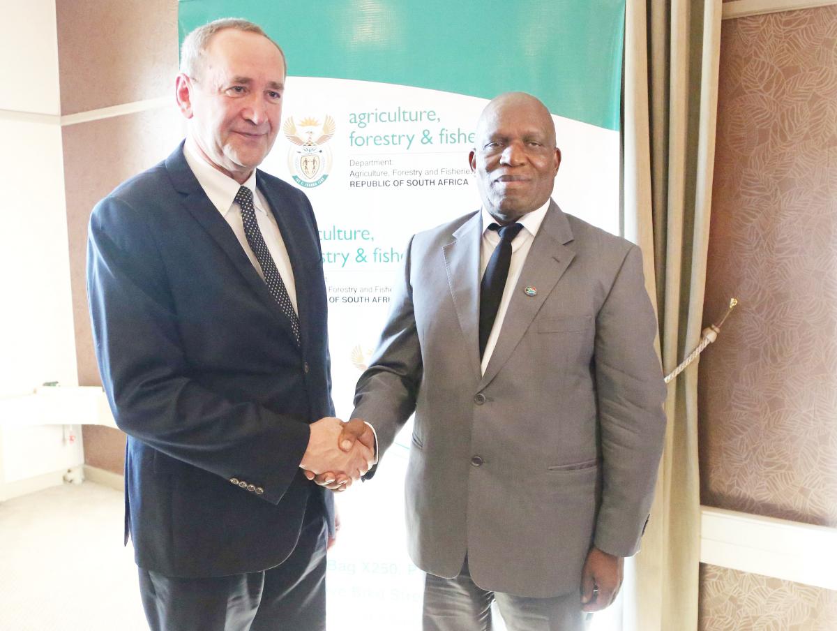 Minister of Agriculture, Forestry and Fisheries Senzeni Zokwana and Poland’s Deputy Minister of Agriculture and Rural Development Jacek Bogucki.