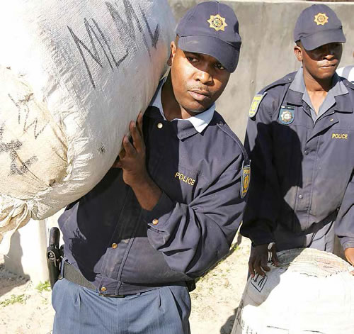 Eldorado Park Police officers and community members have united to fight crime and drugs in the community.