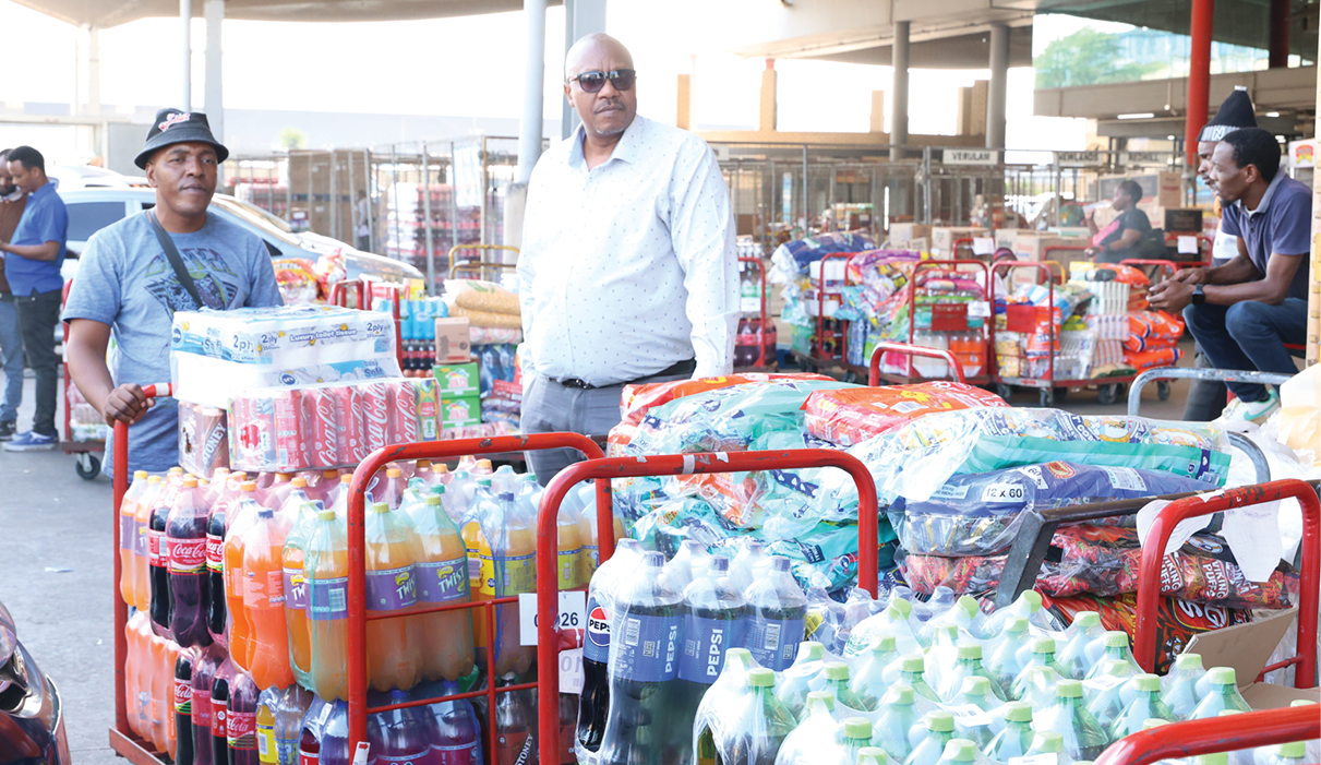UNkanyiso Eric Ngobese, umnini venkile yespaza eMlazi, K Section, eThekwini, ubonakalisa istokhwe asifumene ngengxowamali yokuxhasa iivenkile zespaza, iSpaza Shop Support Fund. Le Ngxowamali incedise ekongezeni impahla yakhe yevenkile, yomeleza imisebenzi eyenziwa lishishini lakhe yaza yaxhasa nokukhula kwalo kwixesha elizayo nasekudaleni imisebenzi ngokunjalo. Ifoto: Ibonelelwe
