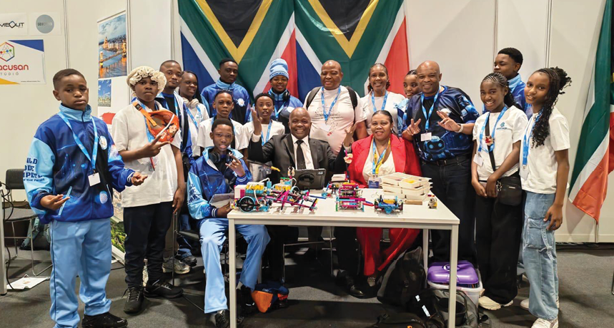 Abafundi bakwizikolo, iMashupye Tladi Primary School neBokamoso Senior Secondary School bemele uMzantsi Afrika kwindibano engeerobhotiki, iRobotics for Good Youth Challenge Grand Finale eGeneva, kwelaseSwitzerland, bebonakalisa izakhono zabo zokukhowuda, zerobhotiki noyilo kumgangatho wehlabathi. Ifoto ibonelelwe