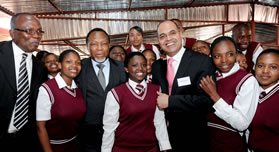 Deputy President Kgalema Motlanthe with Memezelo High School Principal Prince Maluleke, Alexander Forbes Group Chief Executive Edward Kieswetter and learners of Memezelo High School.