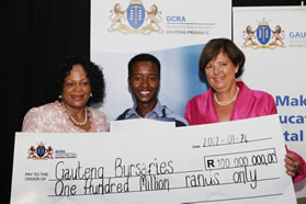 Anelated Philip Mashishi (centre) with Gauteng Premier Nomvula Mokonyane (left) and Education MEC Barbara Creecy. Mashishi received a bursary to study Education at an institution of his choice this year.