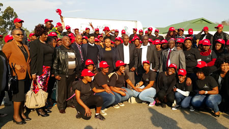 Executive Mayor of the Umgeni Municipality Mbali Myeni and the Chairperson of the NYDA Yershen Pillay (centre) with the Youth Build volunteers.