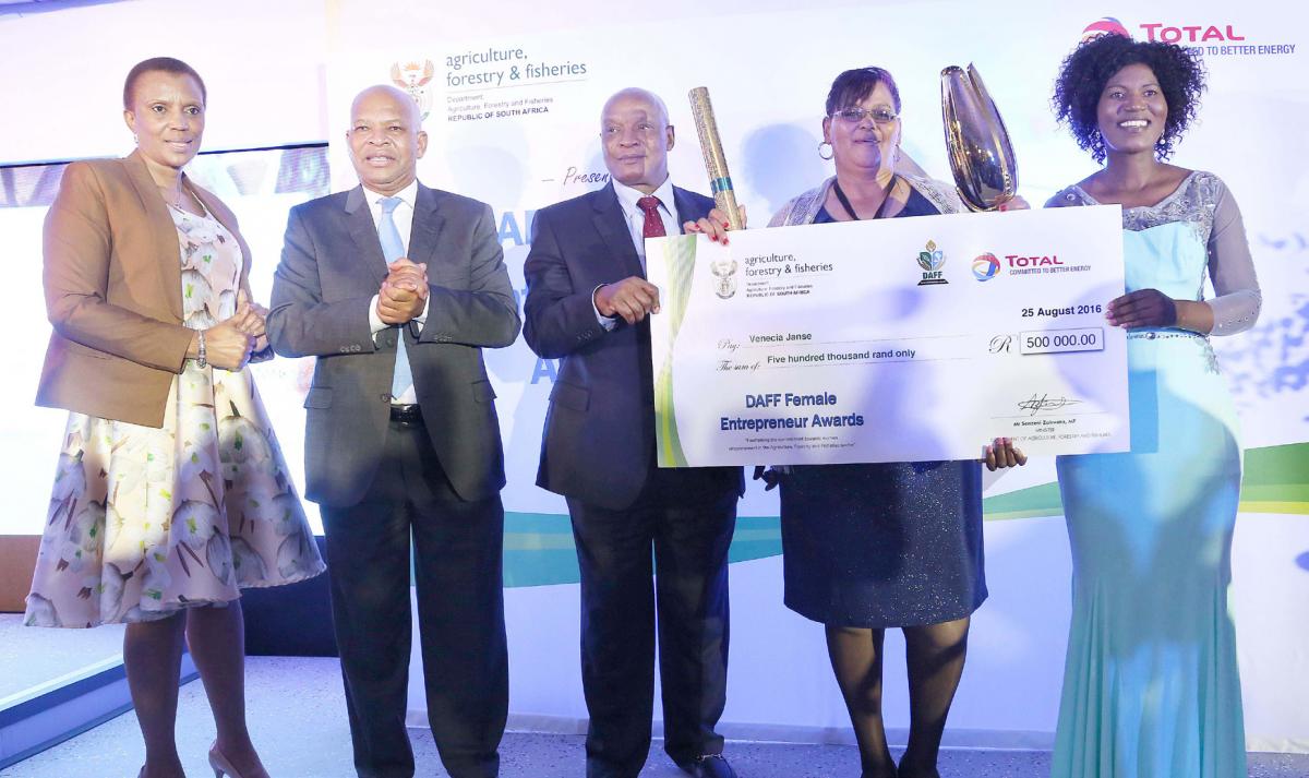 Overall winner Venecia Janse (centre) with Limpopo Premier Stanley Mathabatha, DG Mike Mlengana, Nyameka Makonya from Total SA and 2015 Overall winner Julia Shungube.