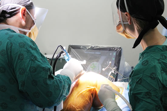 Orthopaedic surgeons Dr Paul Rowe and Dr Yusuf Hassan performed the first two robotic knee replacement surgeries of its kind in the country recently at Victoria and Mitchells Plain District Hospital.