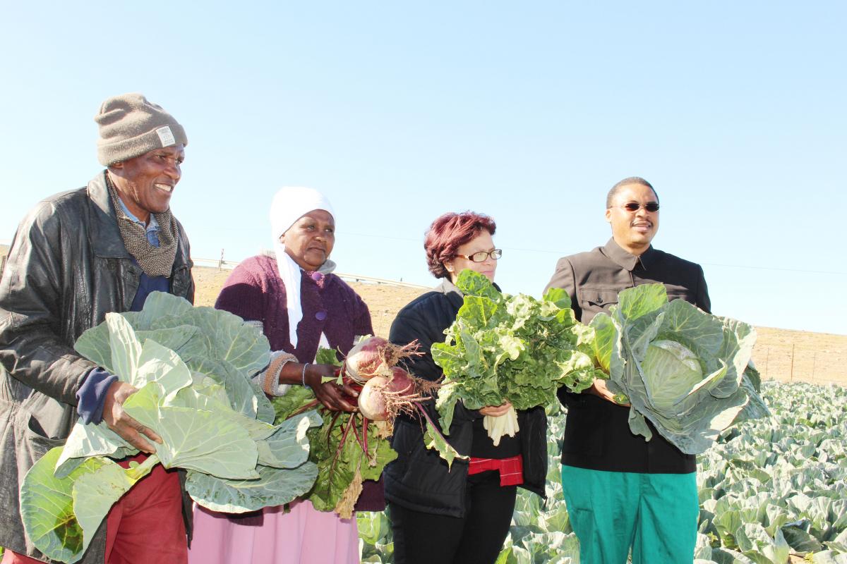 Farmers Koko Nkunzi and Nothemba Barhaza celebrate the first harvest with Eastern Cape Rural Development and Agrarian Reform MEC Mlibo Qhoboshiyane and Kei Superspar’s Jessica Venter.
