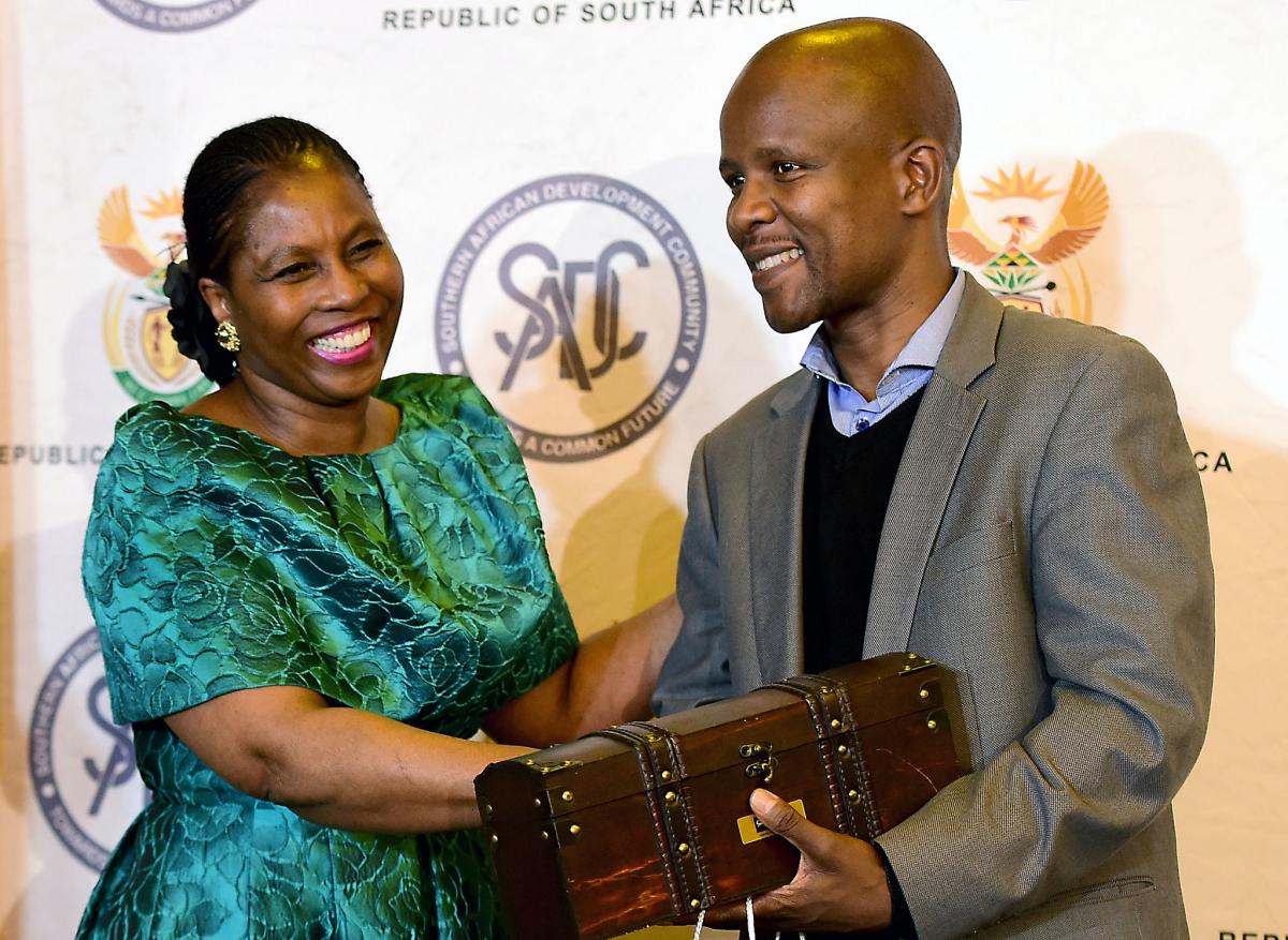 Minister of Communications Ayanda Dlodlo presents the SADC media awards. (Photo: GCIS)