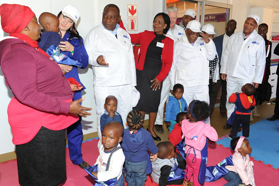 Deputy President Cyril Ramaphosa and Minister of Health Aaron Motsoaledi meet the children of the Ramadimetja Sophia Mogotlane Early Childhood Development Centre. (Photo: GCIS)