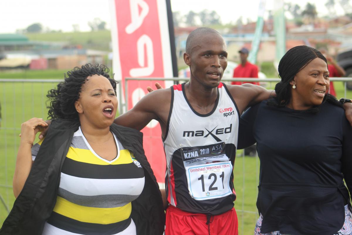 Men's winner Thobani Chagwe (centre) with the mayor Jabulile Mbhele on the left and MEC Bongi Sithole-Moloi on the right.