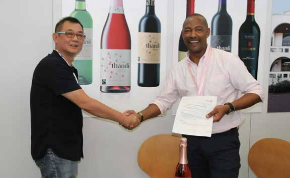 Thandi Wines Managing Director Vernon Henn with African Premium Brand Asia’s Chief Executive Officer Richard Ho at the signing of Thandi Wines export contract.