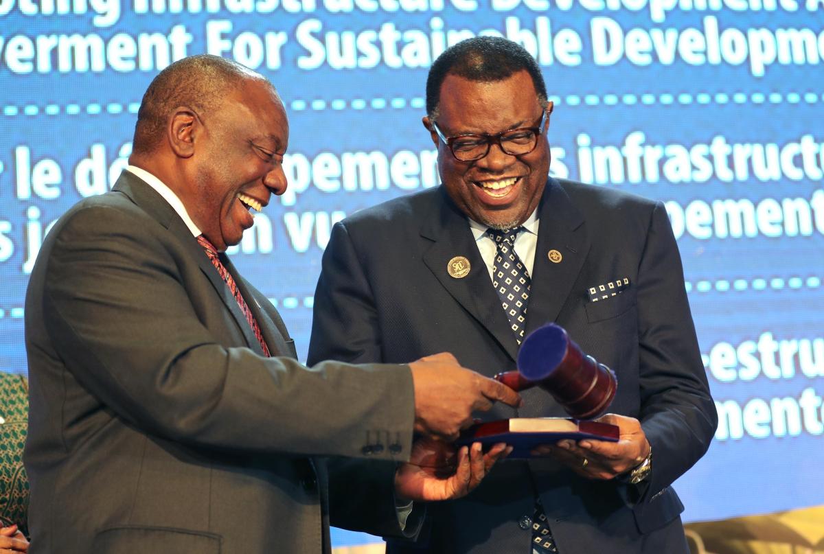 President Ramaphosa hands over the chairpersonship of SADC to Namibian President Hage Geingob.