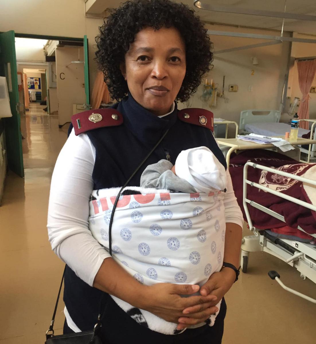 Professional Nurse Nomalungelo Mavimbela who works at Pholosong Hospital received praise from many South Africans for her service with a smile. She provided kangaroo care for a newborn in her ward.