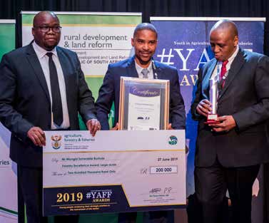 Mlungisi Bushula (centre) who was awarded the best Forestry Excellence Award in the large scale category.