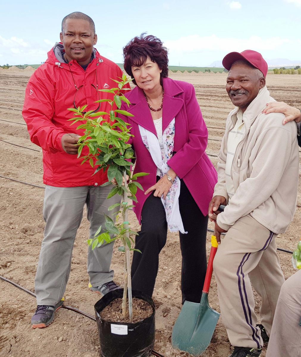 Jacobus Henneman (left) and Viktor Roberts (right) from Elsenburg Khoisan Farmers, with Stellenbosch Executive Mayor Gesie van Deventer.