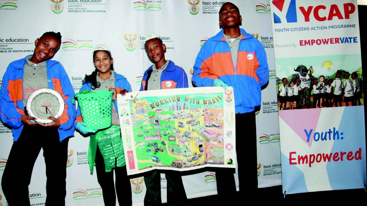 Pupils from Oranje Oewer Primary School in the Northern Cape won first prize for coming up with a waste management project to keep their school environment clean.