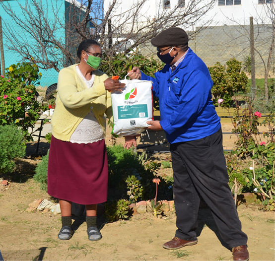 A resident receives a starter pack for a food garden. [Photo: Western Cape Government]