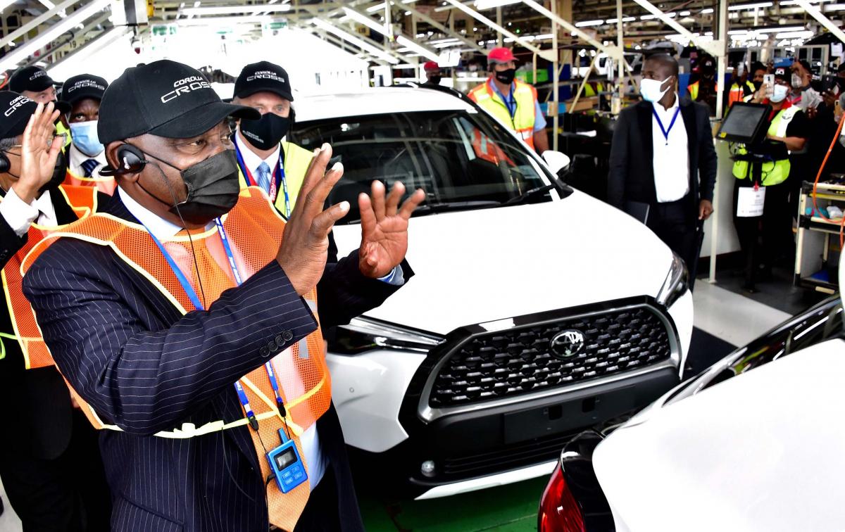 President Cyril Ramaphosa with the Chief Executive Officer of Toyota South Africa Andrew Kirby.