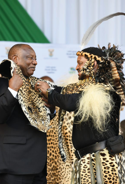 King Misuzulu kaZwelithini giving President Cyril Ramaphosa a special gift during the coronation.