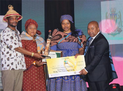 Relebohile Nko receiving R32 000 from DALRRD at the Female Entrepreneur Awards in 2023.