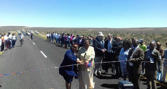 Minister Naledi Pandor (right) with Northern Cape Premier Sylvia Lucas during the opening of a new road in Carnarvon.